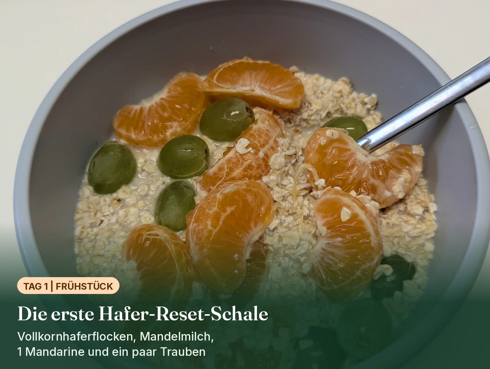 Schale mit Haferflocken, Mandelmilch, Mandarinenspalten und Trauben